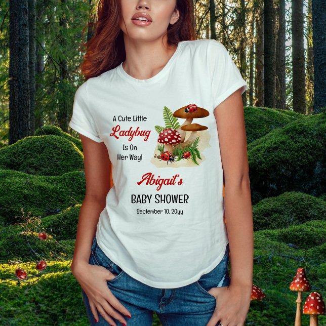 Eine Niedliche kleine Ladybug ist auf dem Weg zur  Tri-Blend Shirt ("A Cute Little Ladybug Is On Her Way!" Girl Baby Shower Woman's T-Shirt)