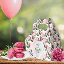 Eine Niedliche kleine Maus ist auf dem Weg zur Mäd Geschenkschachtel