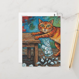 Eine niedliche rote Katze stößt ein Glas Eis um Postkarte
