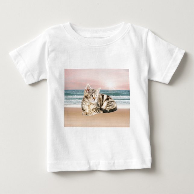 Eine Niedlichere gestreifte Katze am Strand mit So Baby T-shirt (Vorderseite)