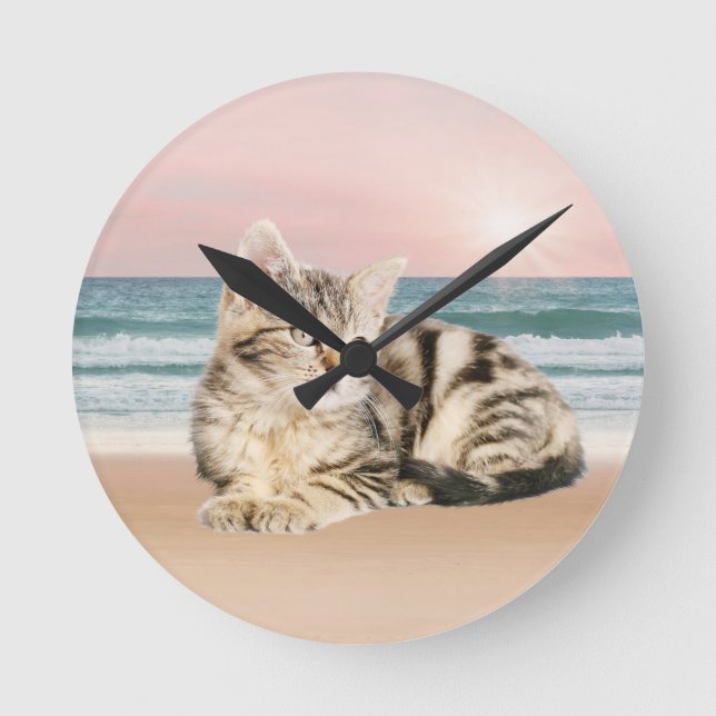 Eine Niedlichere gestreifte Katze am Strand mit So Runde Wanduhr (Vorderseite)