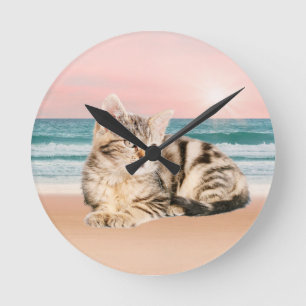 Eine Niedlichere gestreifte Katze am Strand mit So Runde Wanduhr