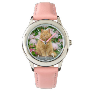 Eine orangefarbene Katze im Garten mit rosa Frühli Armbanduhr