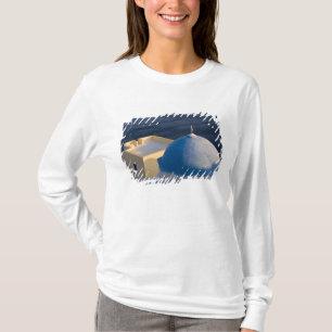Eine orthodoxe Kirche in Meeresnähe, Oia Santorin T-Shirt