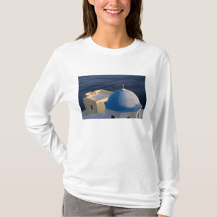 Eine orthodoxe Kirche in Meeresnähe, Oia Santorini T-Shirt