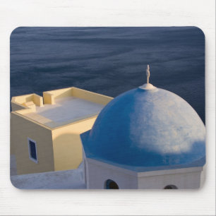Eine orthodoxe Kirche nahe dem Meer, Oia Santorini Mousepad