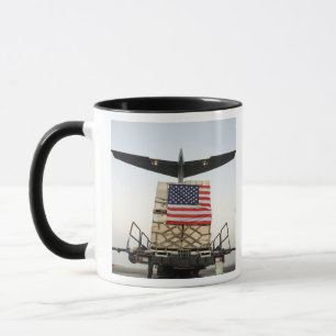 Eine Palette, die humanitäres Entlastung supplie Tasse