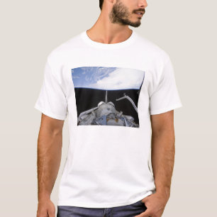 Eine partielle Ansicht des Tranquility-Knotens T-Shirt