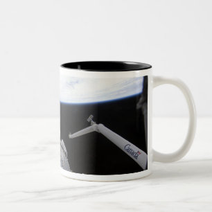 Eine partielle Ansicht des Tranquility-Knotens Zweifarbige Tasse