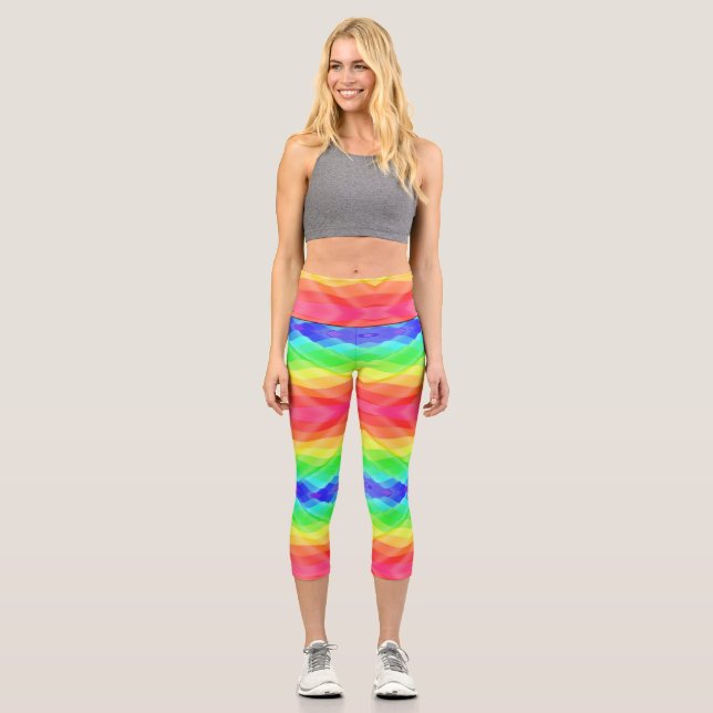 Eine Person, die bunte Regenbogen-Leggings trägt Capri Leggings (Vorderseite)