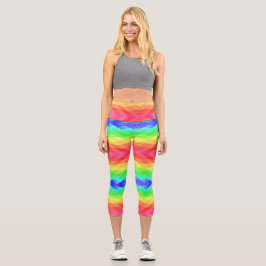 Eine Person, die lebendige, regenbogenfarbene Legg Capri Leggings