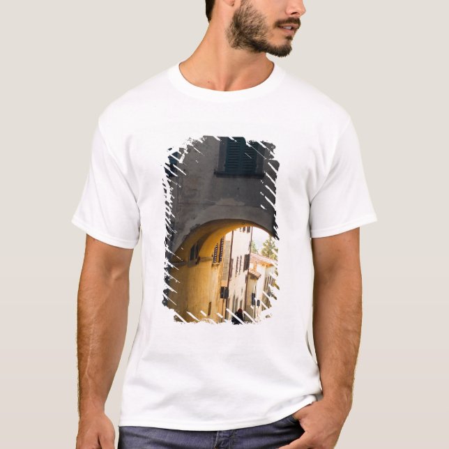 Eine Person, die unter einem Bogen geht, einen Hüg T-Shirt (Vorderseite)