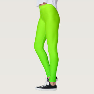 Eine Person trägt helle neon-grüne Capri-Leggings Leggings