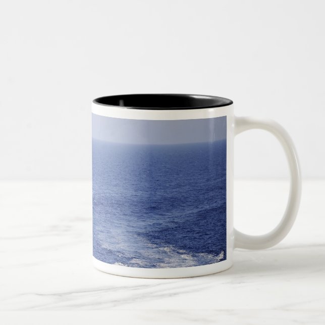 Eine portugiesische Marine-Mannschaft in einem auf Zweifarbige Tasse (Rechts)