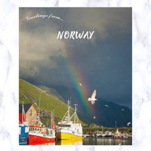 Eine Regenbogenvogel und Boote in Lofoten Norwegen Postkarte