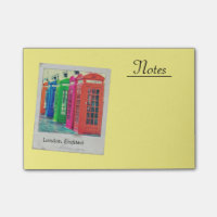 Eine Reihe farbenfroher Telefonboxen