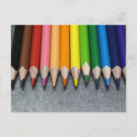 Eine Reihe farbiger Stifte.