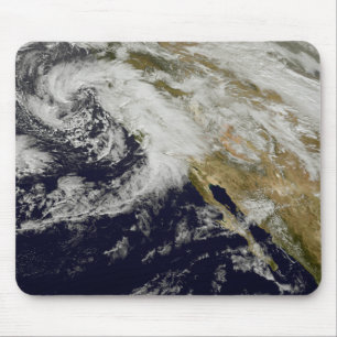 Eine Reihe starke Stürme mit heftigen Winden 2 Mousepad