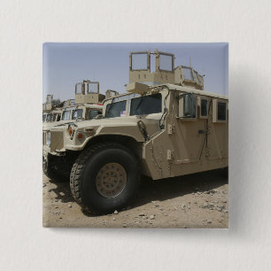 Eine Reihe von humvees von Task Force Militär Button