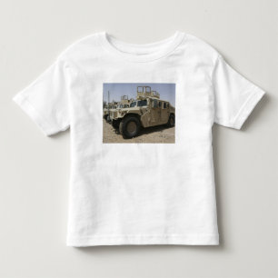 Eine Reihe von humvees von Task Force Militär Kleinkind T-shirt