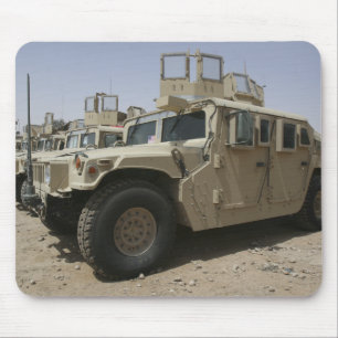 Eine Reihe von humvees von Task Force Militär Mousepad