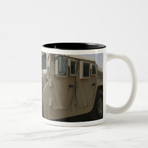 Eine Reihe von humvees von Task Force Militär Zweifarbige Tasse