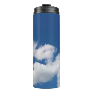 Eine Reihe von Wolken Thermosbecher