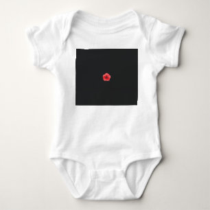 eine rote Blume mit schwarzer Mitte auf schwarzem Baby Strampler