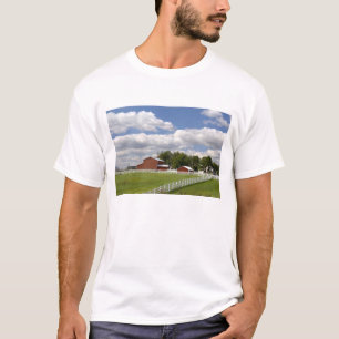 Eine rote Scheune und ein Bauernhof in Pamona, Kan T-Shirt