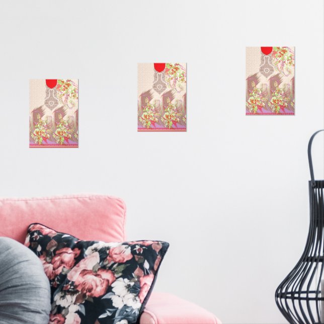 eine rote Vase mit Blume darauf. Bilderwand Sets (Wohnzimmer)