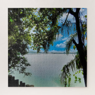 Eine ruhige Uferpromenade eines Sees Puzzle