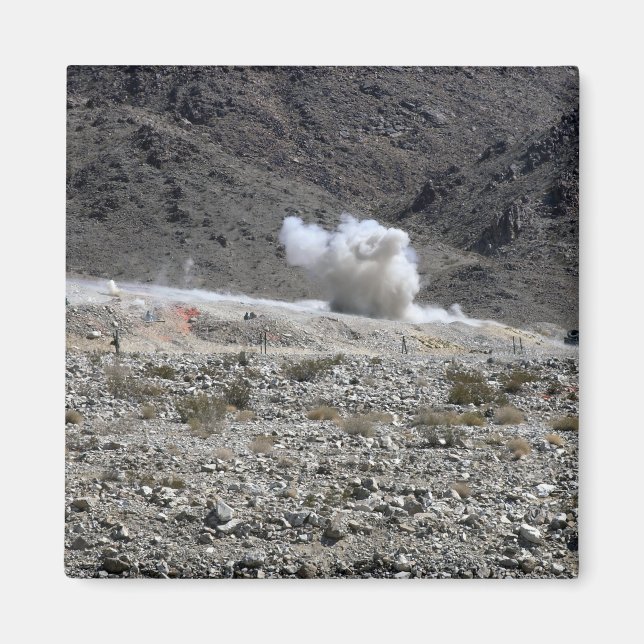 Eine Runde aus einem AT-4-Raketenwerfer Magnet (Vorne)