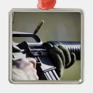 Eine Runde fliegt von der Kammer eines M-16A2 Ornament Aus Metall