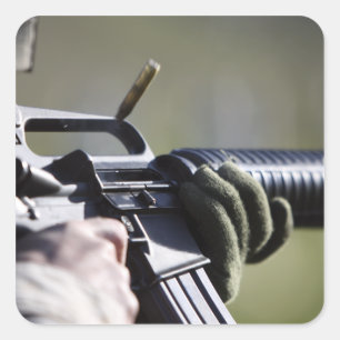 Eine Runde fliegt von der Kammer eines M-16A2 Quadratischer Aufkleber