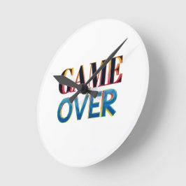 Eine runde weiße Wanduhr mit den Worten GAME OVER