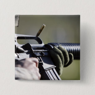 Eine Rundfliege aus der Kammer eines M-16A2 Button