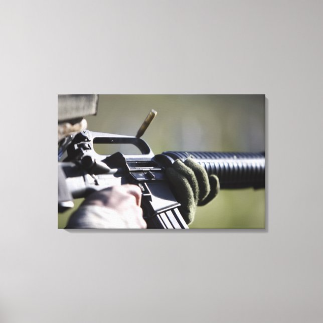 Eine Rundfliege aus der Kammer eines M-16A2 Leinwanddruck (Vorderseite)