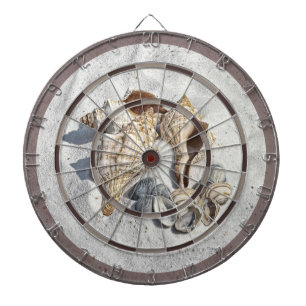 Eine Sammlung von Muscheln auf einem Sand-Dartboar Dartscheibe
