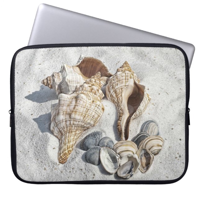 Eine Sammlung von Muscheln im Sand Laptopschutzhülle (Vorderseite)