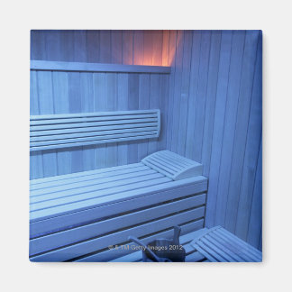 Eine Sauna in blauem Licht, Schweden. Magnet