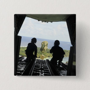 Eine Schachtel humanitärer Güter Button