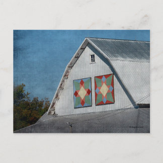 Eine Scheune mit zwei Quilten Postkarte