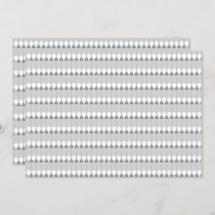 Eine schneebedeckte Bergkette unter einem klaren B Einladung