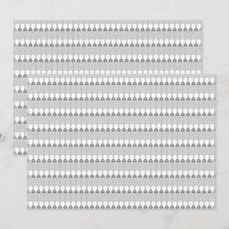 Eine schneebedeckte Bergkette unter einem klaren B Einladung