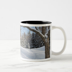 Eine schneebedeckte Szene in dem AMCs wenigen Zweifarbige Tasse