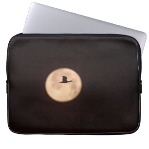 Eine Schneegans vor Vollmond   New Mexico Laptopschutzhülle