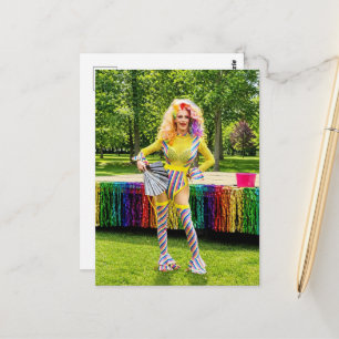 Eine schöne farbenfrohe atemberaubende Drag Queen Postkarte