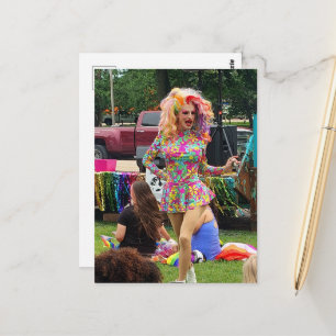 Eine schöne, farbenfrohe Drag Queen im Retro-Kleid Postkarte