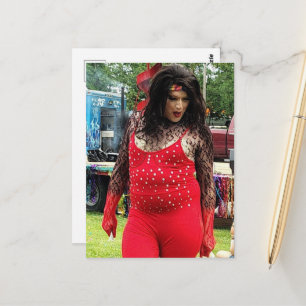 Eine schöne farbenfrohe Drag Queen in Rot Postkarte