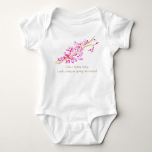 Eine schöne Feder auf einem Baby Bodysuit (R) Strampler